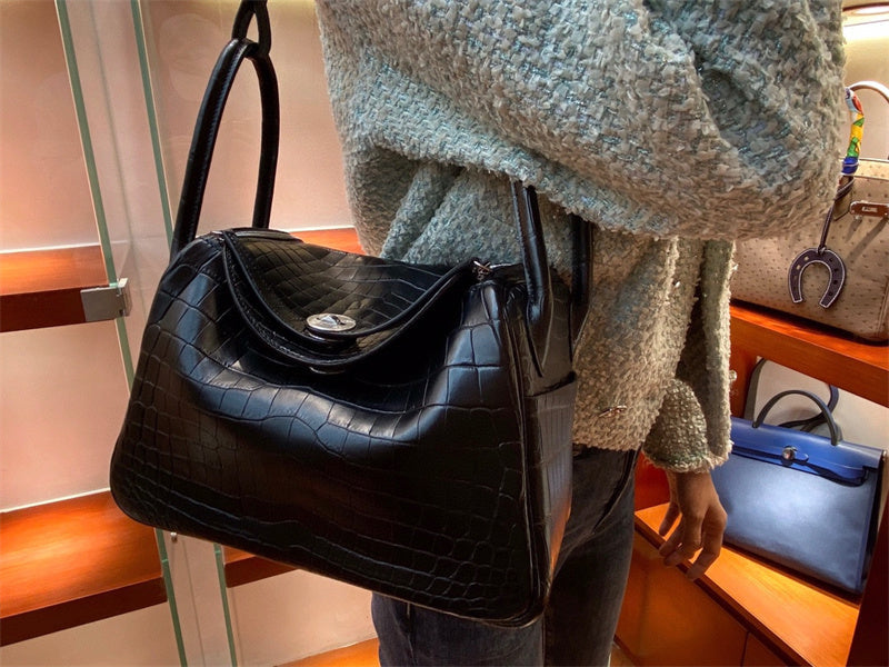  essential structured bag styled with outfit