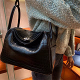  essential structured bag styled with outfit