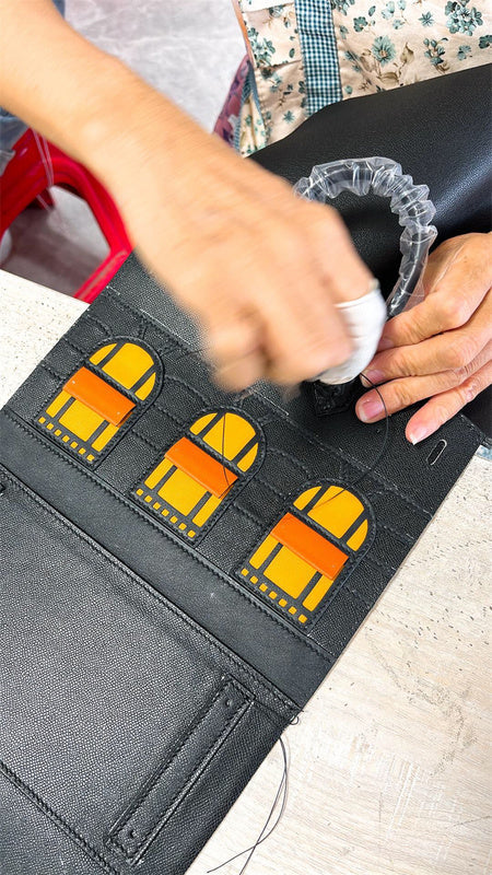  Streamlined structured bag carried on shoulder