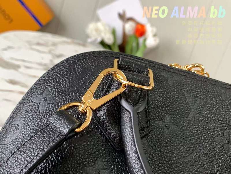 Handle and strap detail of statement structured women's handbag – women's statement bag