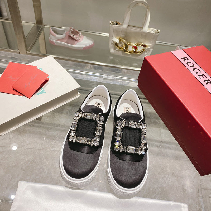 Side profile view of Roger Vivier luxury piece style No.047
