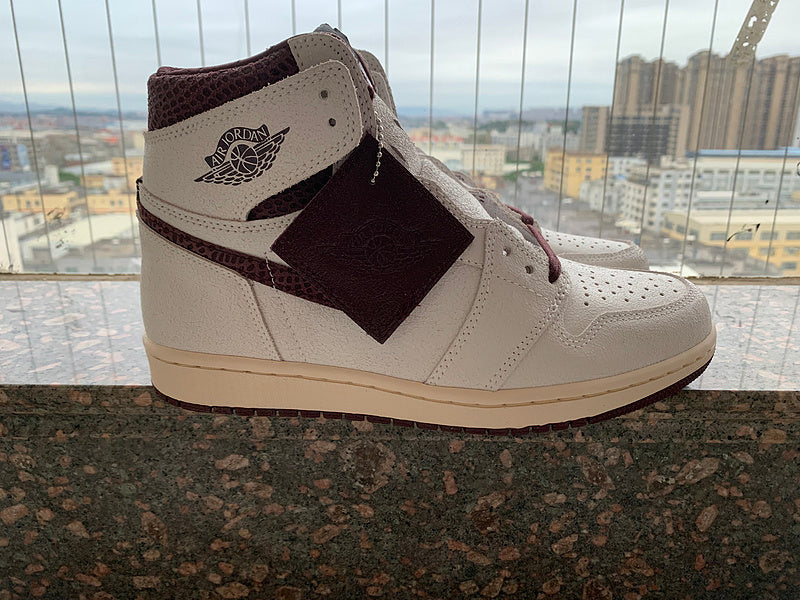 Nike Men's & Women's Designer Street Sneakers — Style 218 hardware detail