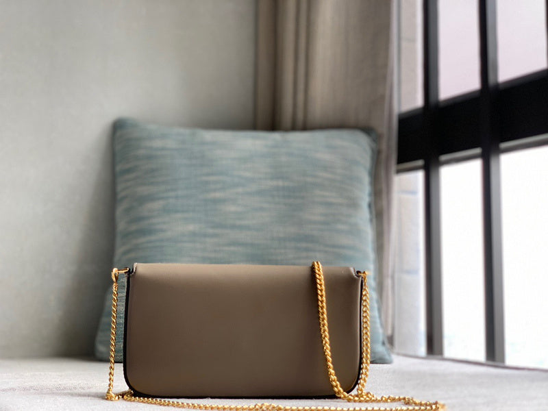 Ziva's Charm handbag – close-up view (21.5cm*3cm*13cm)