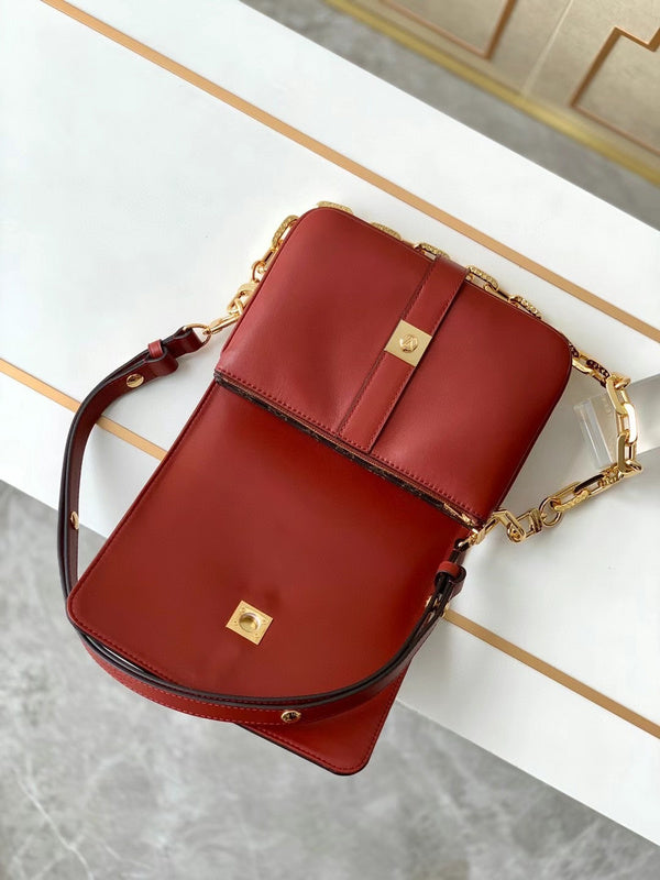 Handle and strap detail of polished structured women's handbag – women's everyday handbag