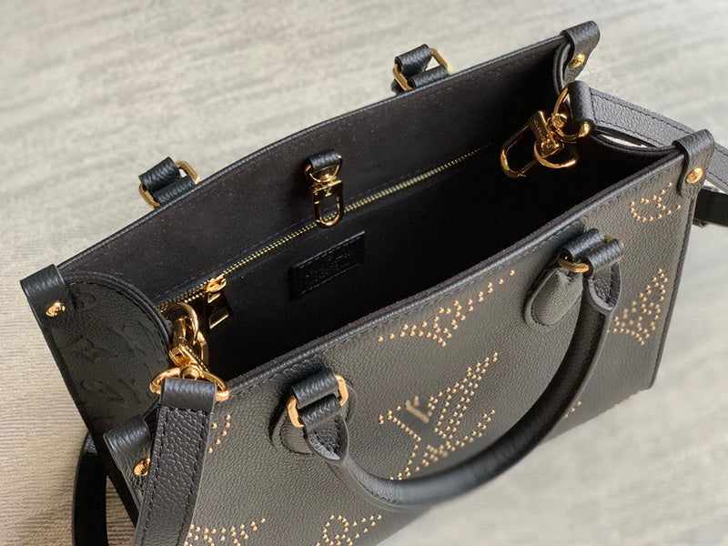  Sophisticated handbag carried on shoulder
