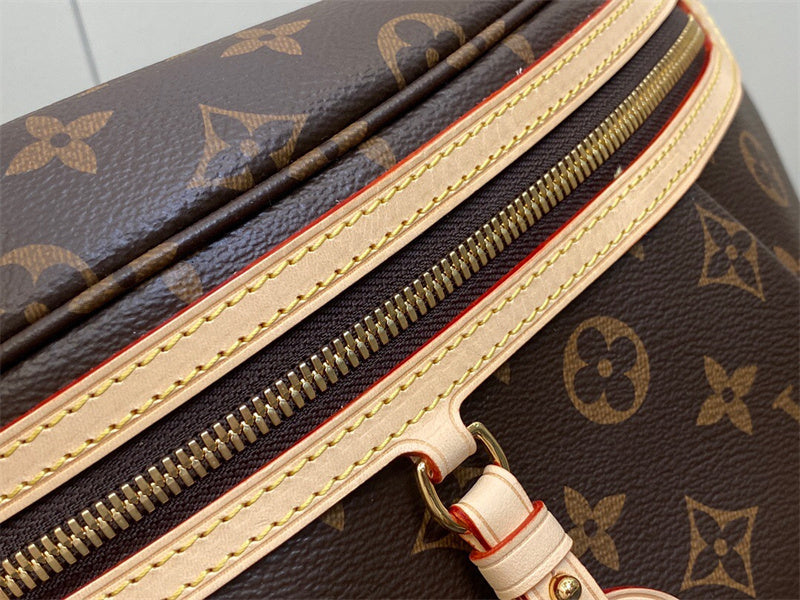  Sophisticated shoulder bag front view 7