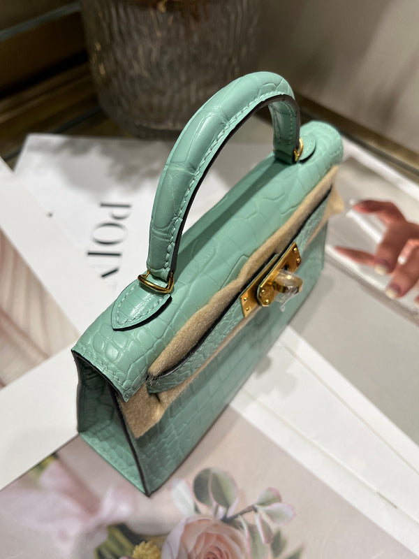  refined everyday bag detail view showing craftsmanship 8