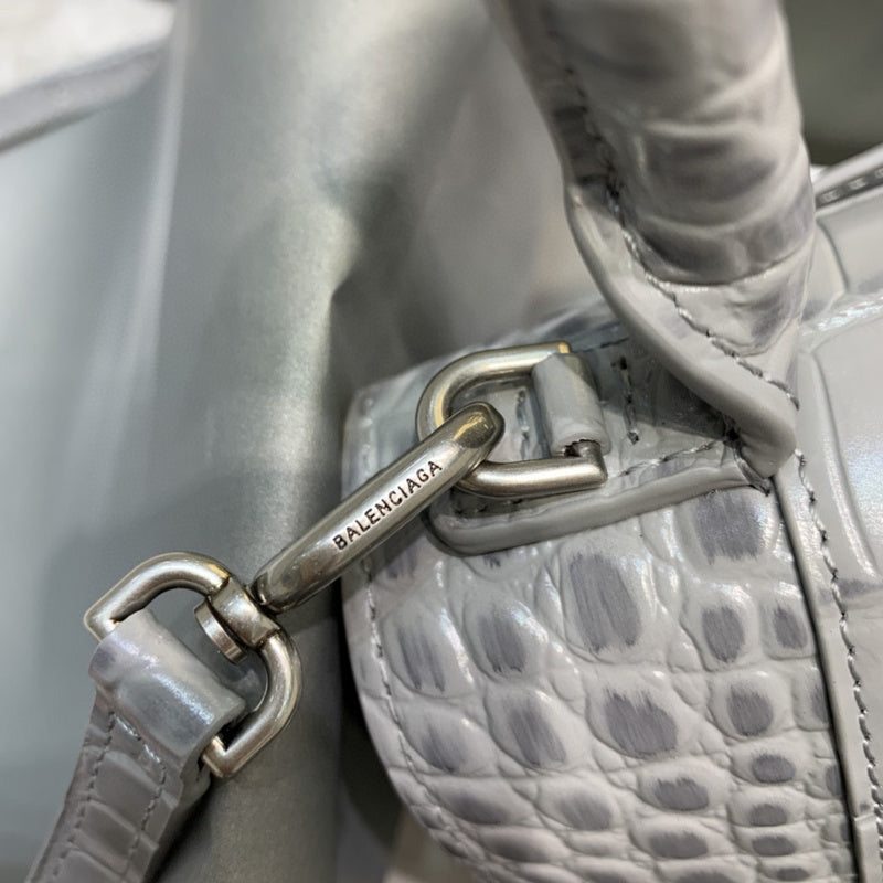 Zivas Charm Elevated Essentials Statement Handbag (Refined Modern Silhouette) – Close-Up Detail
