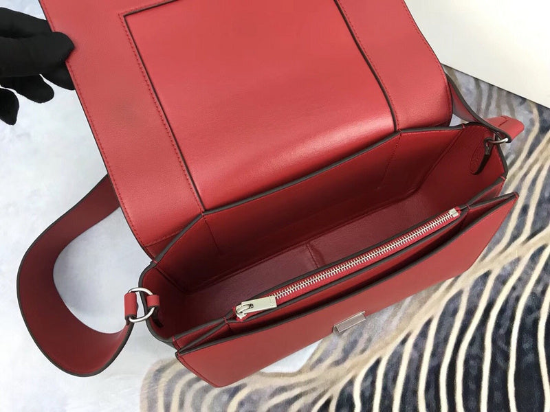 Side profile of statement modern women's handbag – women's statement bag