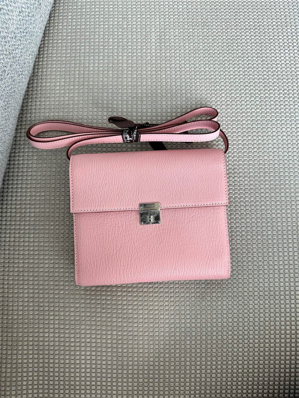  graceful carryall bag detail view showing craftsmanship