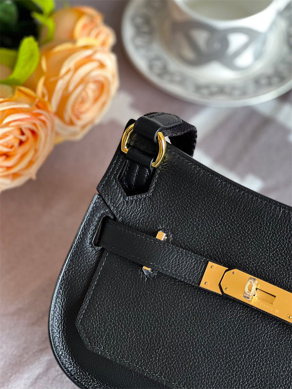  shoulder bag interior and compartment view 9