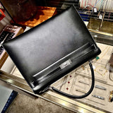  Refined shoulder bag carried on shoulder