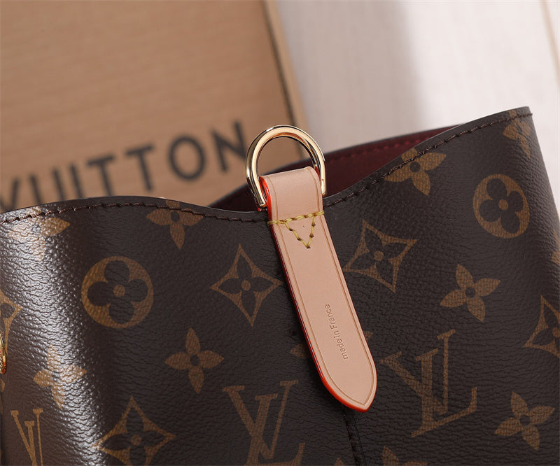  smart shoulder bag detail view showing craftsmanship 8
