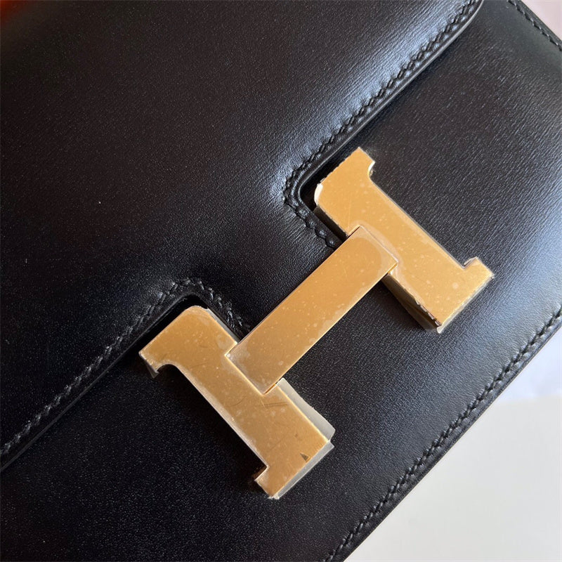 everyday bag close-up of hardware and finish 11