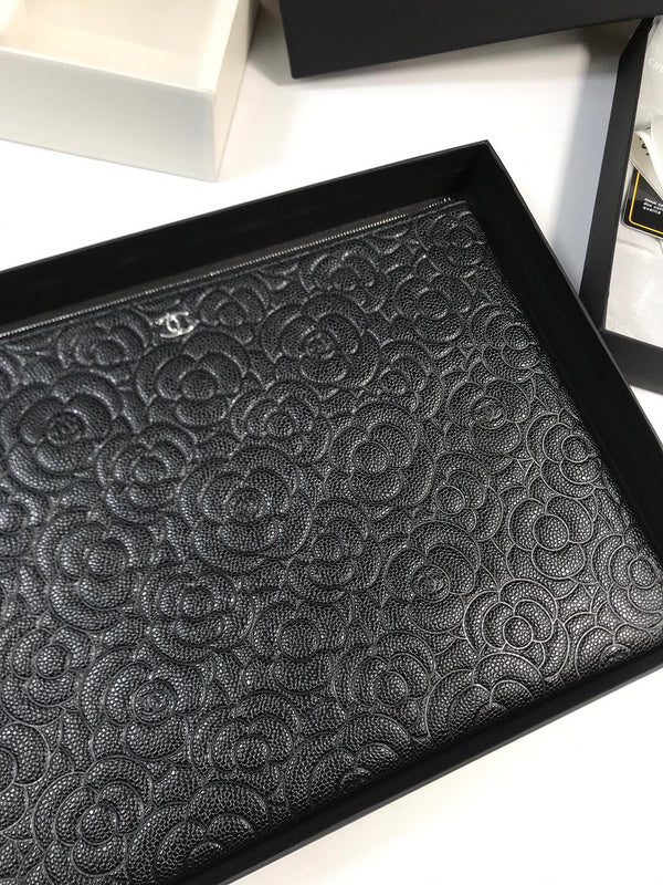 Zivas Charm Signature Style Everyday Handbag (Contemporary Shape Language) – Close-Up Detail