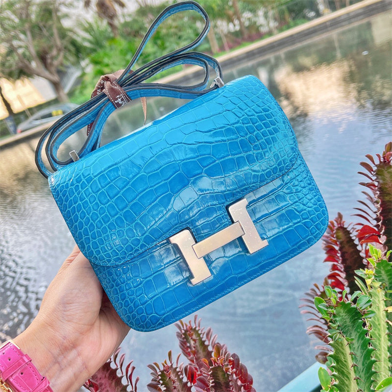  Minimalist shopper bag carried on shoulder 10
