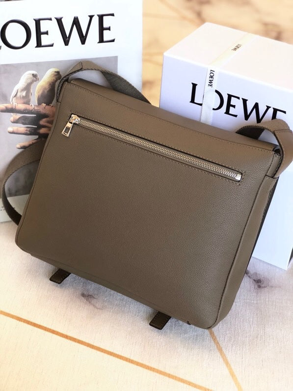 Ziva's Charm handbag – close-up view (33cm*10cm*25cm)