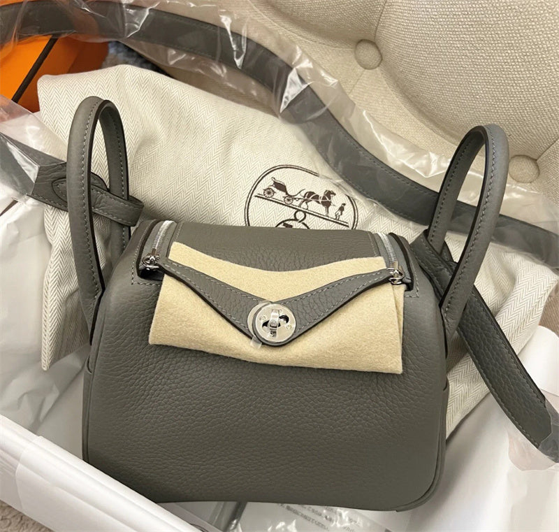  Refined everyday bag front view 13