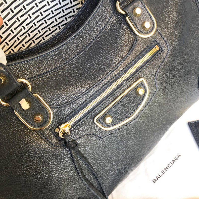 Handle and strap detail of structured premium women's handbag – women's everyday handbag