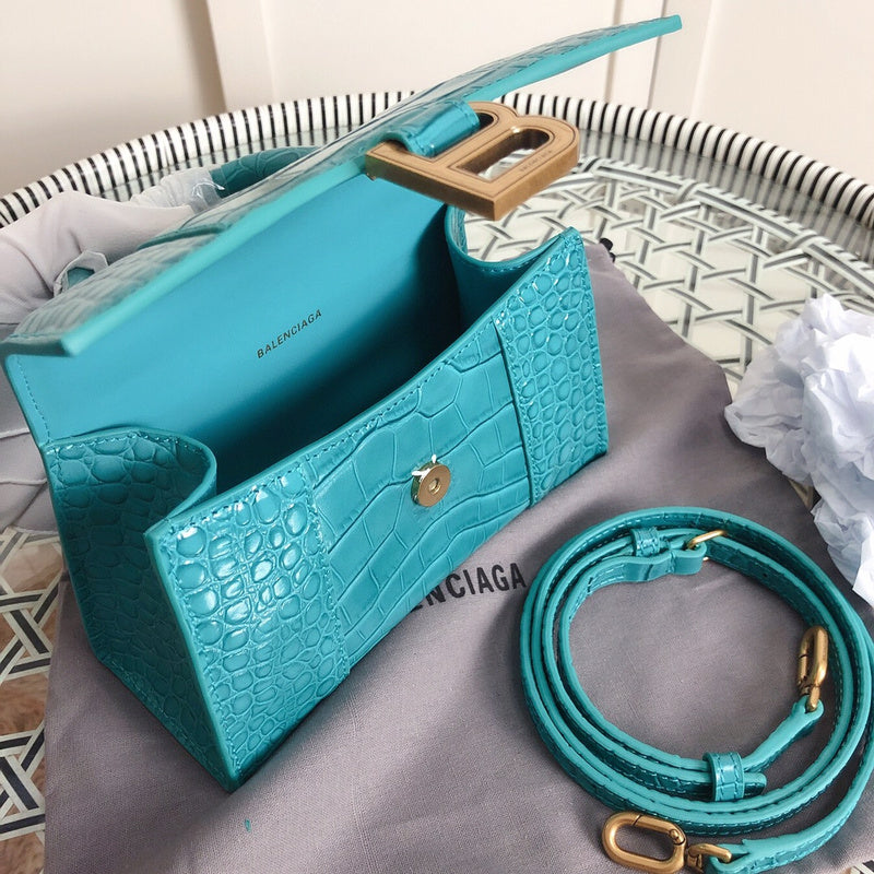 Handle and strap detail of structured polished women's handbag – women's luxury accessory