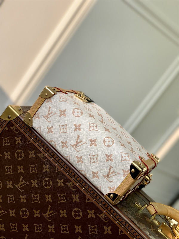  handbag close-up of hardware and finish