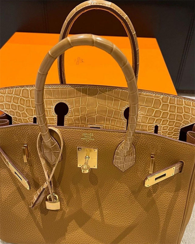  handbag interior and compartment view 9