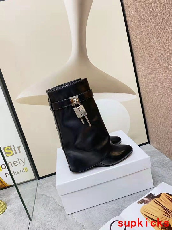 Givenchy shoes Style 116 - logo and branding close-up