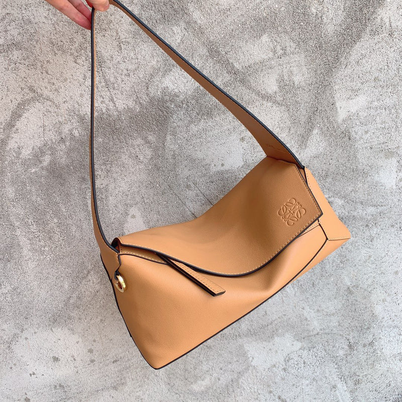 Ziva's Charm handbag – close-up view (28cm*12cm*11cm)