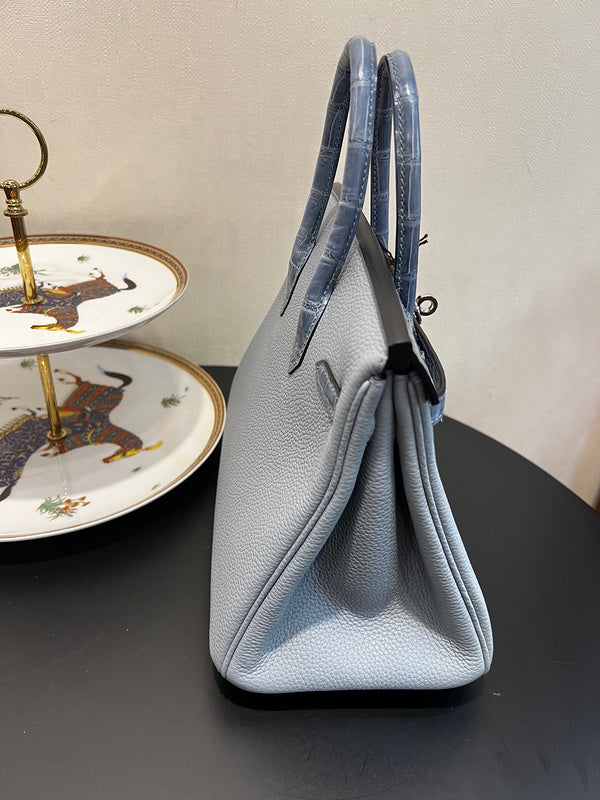 Fluid handbag styled for everyday wear