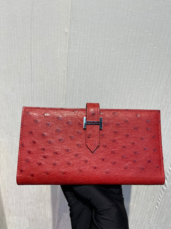 Side view of contemporary structured handbag