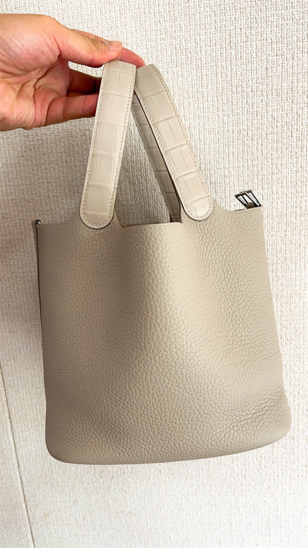 polished shopper bag styled with outfit