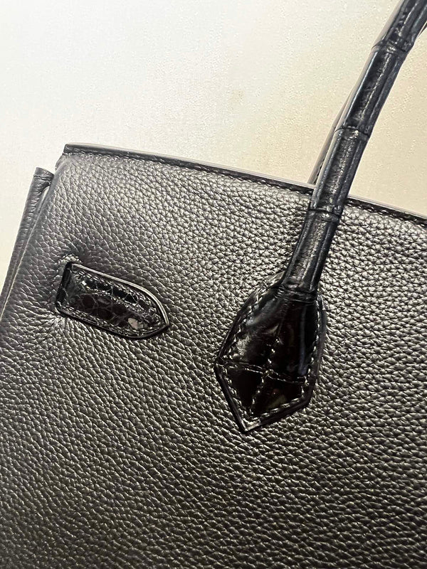 Effortless handbag styled for everyday wear