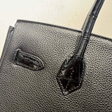 Effortless handbag styled for everyday wear