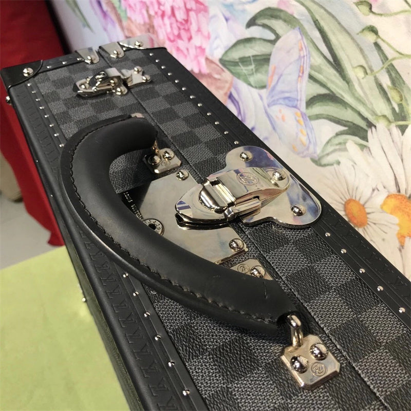  everyday bag close-up of hardware and finish