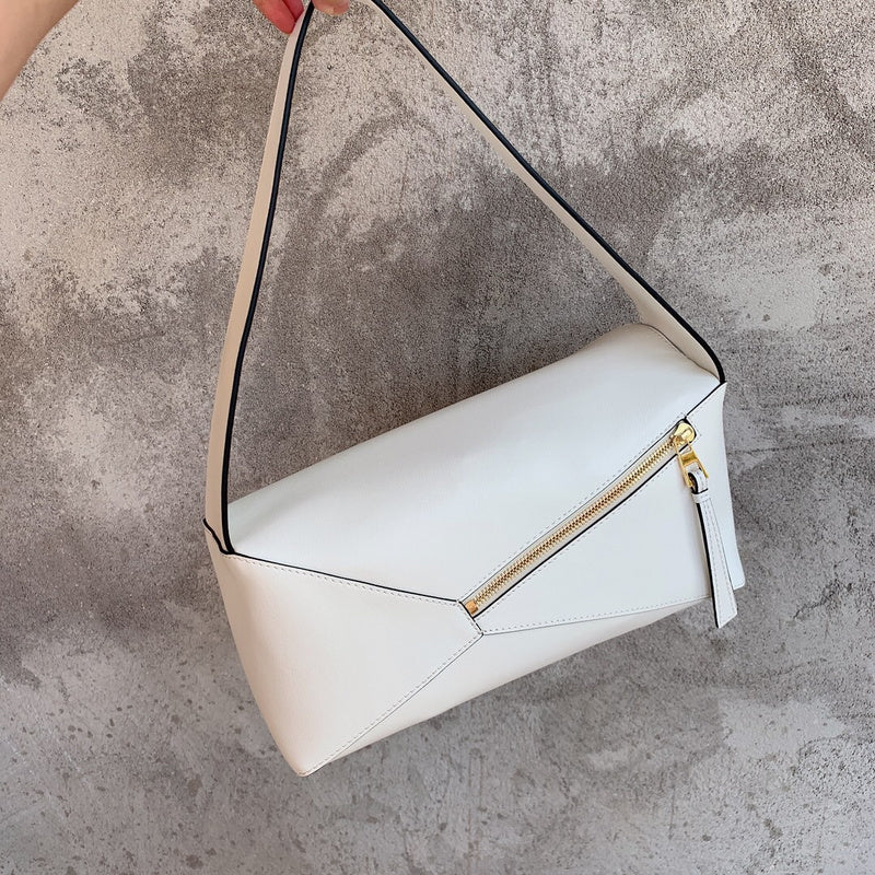 Ziva's Charm handbag – close-up view (28cm*12cm*11cm)
