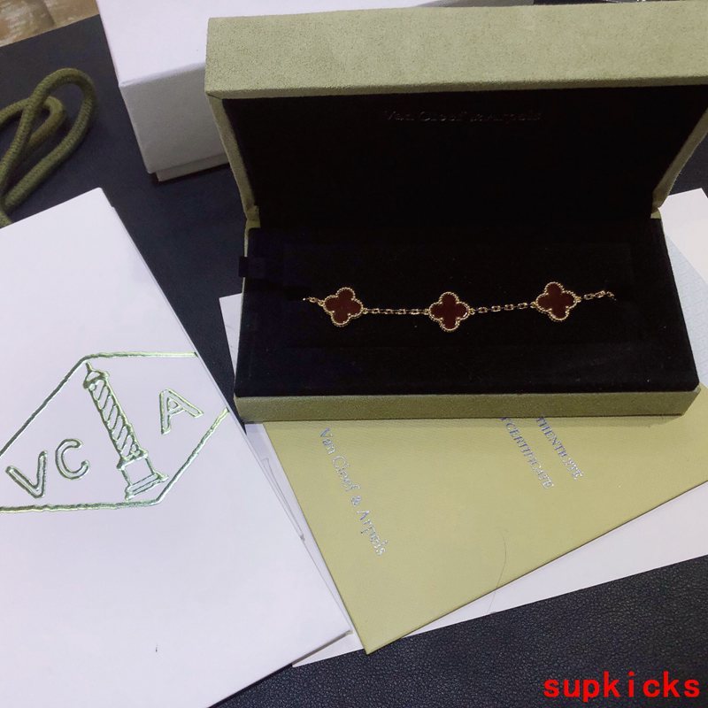 Side view of Van Cleef & Arpels unisex jewelry piece
