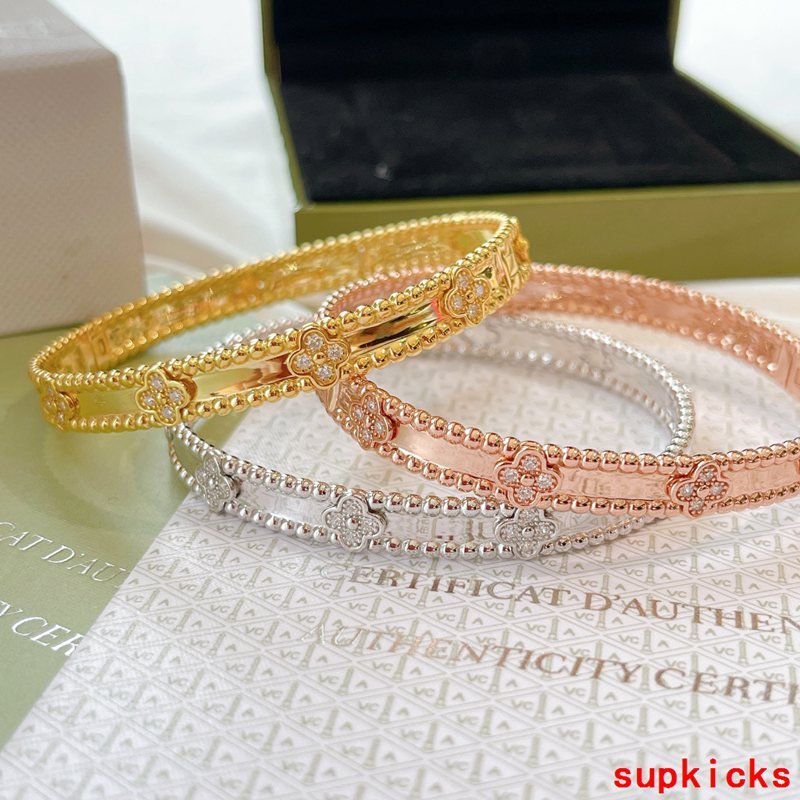 Side view of Van Cleef & Arpels unisex jewelry piece