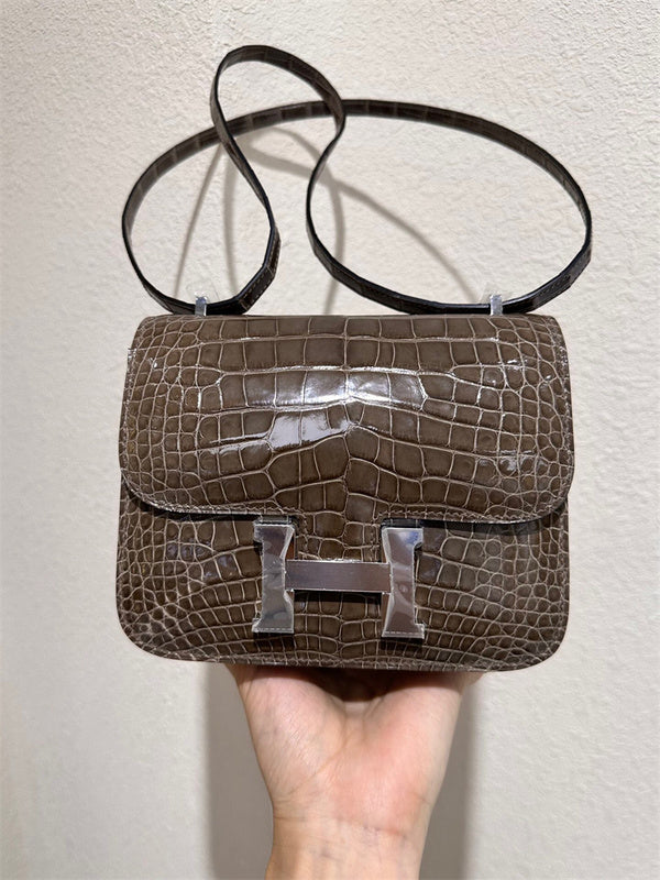  structured bag interior and compartment view