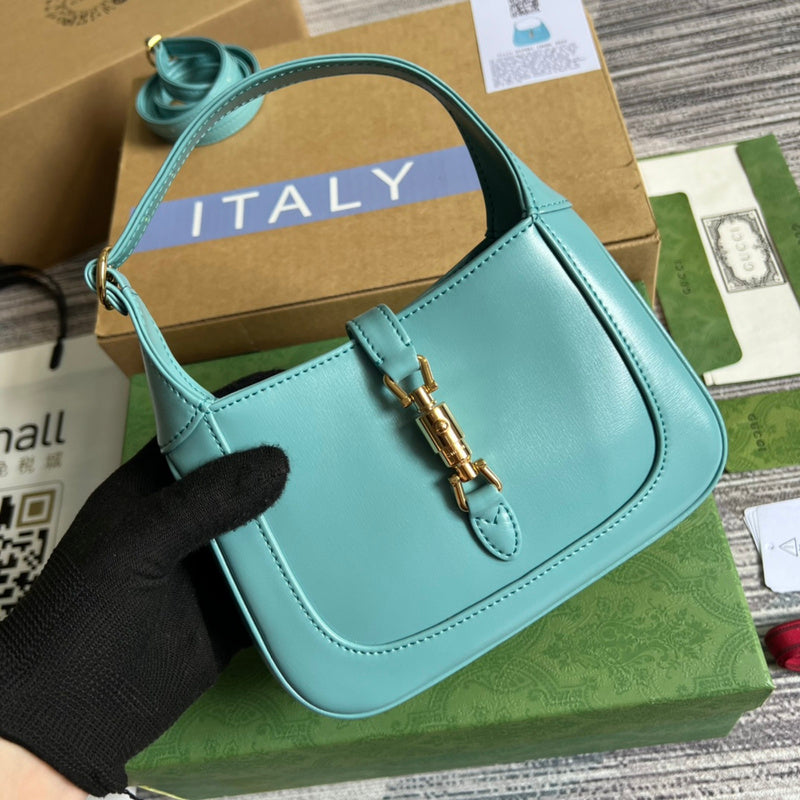 Handle and strap detail of premium structured women's handbag – women's luxury handbag