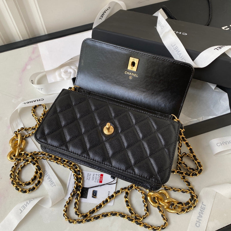 Ziva's Charm handbag – detail view (one versatile size)