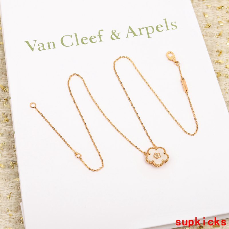 Close-up detail view of Van Cleef & Arpels unisex jewelry piece