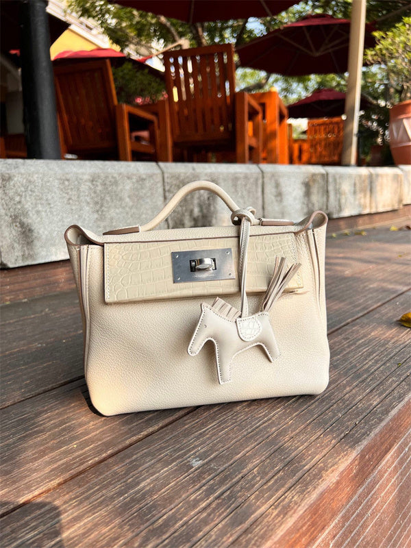  Sophisticated tote bag front view 31