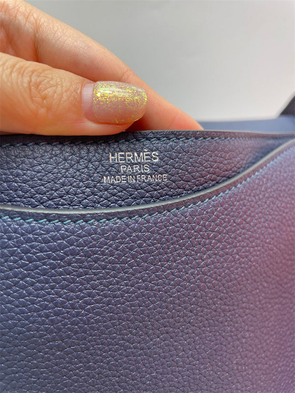  shoulder bag interior and compartment view 15