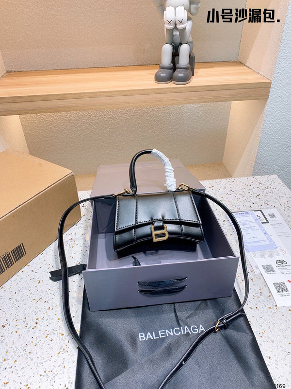 Ziva's Charm handbag – front view (one versatile size)