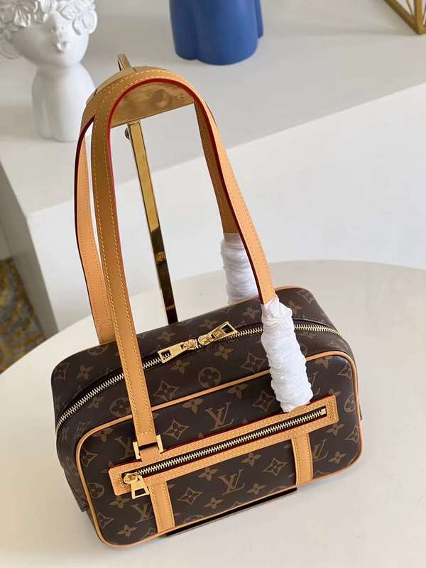 Close-up detail of signature everyday-luxe women's handbag – women's everyday handbag