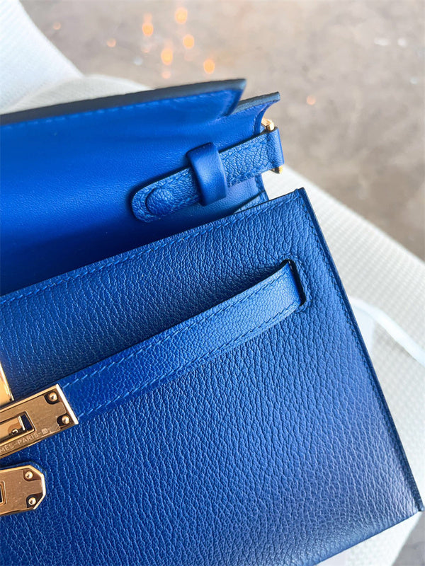  shopper bag close-up of hardware and finish