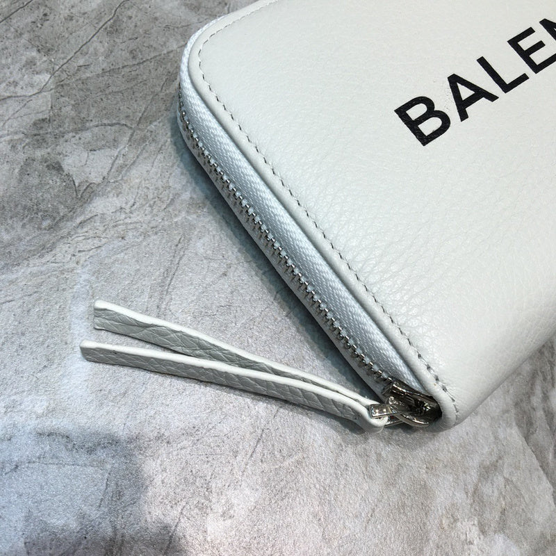 Classic Premium PU Leather Handbag - Sleek Minimalist Lines | Women's Premium Handbag #1009 - close-up detail shot (image 3) of designer-inspired handbag