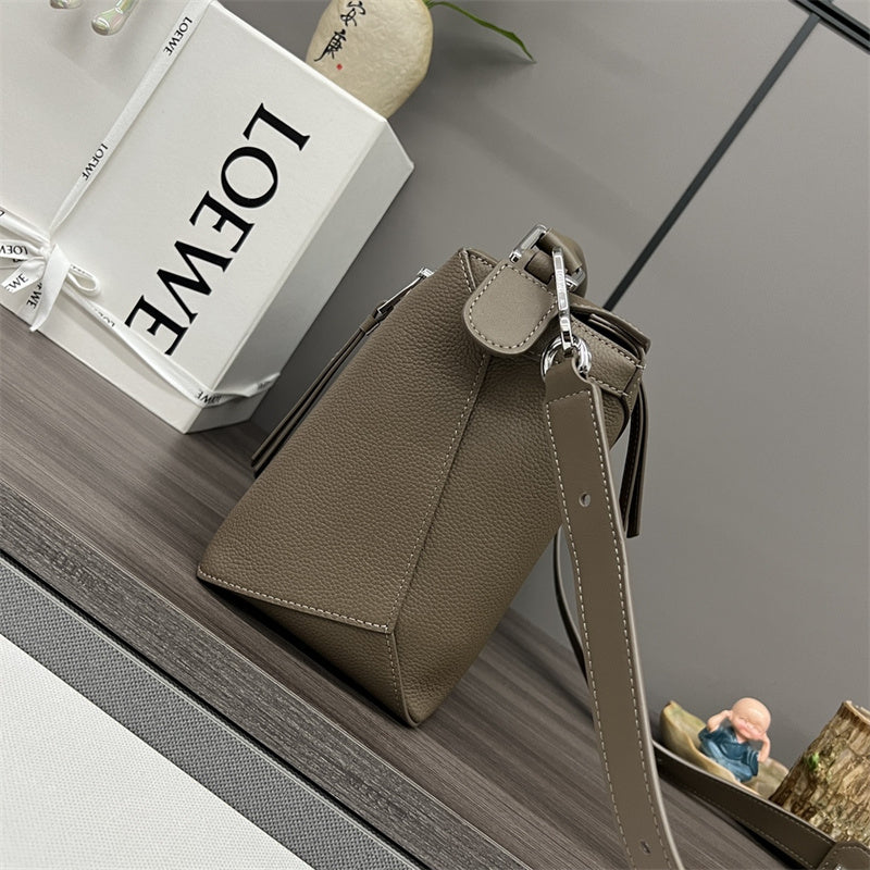  minimalist shoulder bag styled with outfit 30
