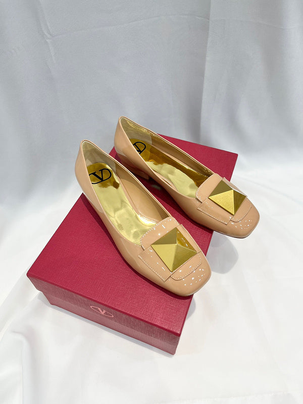 Texture and finish detail of Valentino Garavani luxury piece style No.221