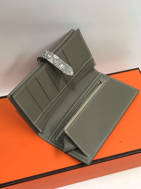 Effortless handbag styled for everyday wear